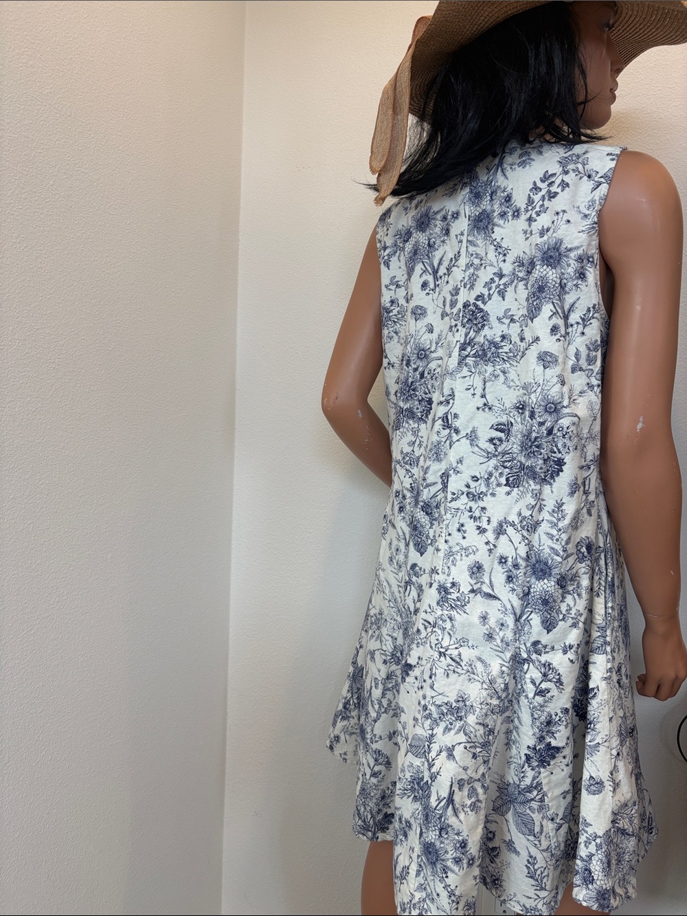 Sleeveless White & Blue Floral Button-Front Casual Dress - Picture 5 of 9